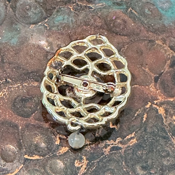 Vintage Black & White Cameo Dangle Brooch Set in Gold Tone Victorian Revival - Picture 8 of 8